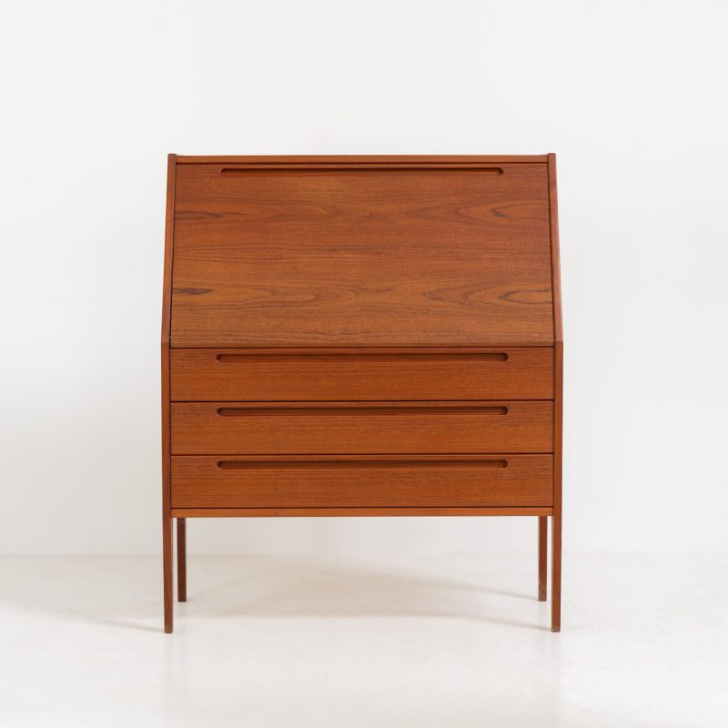 “No. 63” secretary by Kai Kristiansen for Torring Møbelfabrik (Denmark, 1960s). This very hard to find piece is one of our favorite secretaries and an example of high quality Danish craftsmanship. It features stunning aesthetics and nifty details like the sculptural handles or the convenient pivoting drop-down leaf. It is in splendid condition.