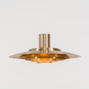 Early “P376” brass pendant light by Jørgen Kastholm & Preben Fabricius for Nordisk Solar (Denmark, 1960s). This magnificent lamp features a series of gently curved, layered brass anodized aluminum shades that create a stunning glow. Designed in the 1960s, it exemplifies Danish modernism with its clean lines and refined aesthetic, making it a timeless choice for both classic and contemporary interiors. The P376 is a true design icon! The lamp is in good vintage condition with a beautiful patina. It has some surface scratches and age related discolorations.