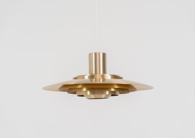 Early “P376” brass pendant light by Jørgen Kastholm & Preben Fabricius for Nordisk Solar (Denmark, 1960s). This magnificent lamp features a series of gently curved, layered brass anodized aluminum shades that create a stunning glow. Designed in the 1960s, it exemplifies Danish modernism with its clean lines and refined aesthetic, making it a timeless choice for both classic and contemporary interiors. The P376 is a true design icon! The lamp is in good vintage condition with a beautiful patina. It has some surface scratches and age related discolorations.
