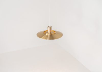 Early “P376” brass pendant light by Jørgen Kastholm & Preben Fabricius for Nordisk Solar (Denmark, 1960s). This magnificent lamp features a series of gently curved, layered brass anodized aluminum shades that create a stunning glow. Designed in the 1960s, it exemplifies Danish modernism with its clean lines and refined aesthetic, making it a timeless choice for both classic and contemporary interiors. The P376 is a true design icon! The lamp is in good vintage condition with a beautiful patina. It has some surface scratches and age related discolorations.