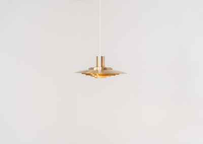 Early “P376” brass pendant light by Jørgen Kastholm & Preben Fabricius for Nordisk Solar (Denmark, 1960s). This magnificent lamp features a series of gently curved, layered brass anodized aluminum shades that create a stunning glow. Designed in the 1960s, it exemplifies Danish modernism with its clean lines and refined aesthetic, making it a timeless choice for both classic and contemporary interiors. The P376 is a true design icon! The lamp is in good vintage condition with a beautiful patina. It has some surface scratches and age related discolorations.