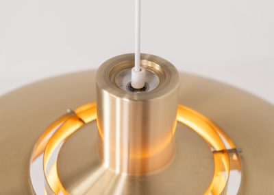 Early “P376” brass pendant light by Jørgen Kastholm & Preben Fabricius for Nordisk Solar (Denmark, 1960s). This magnificent lamp features a series of gently curved, layered brass anodized aluminum shades that create a stunning glow. Designed in the 1960s, it exemplifies Danish modernism with its clean lines and refined aesthetic, making it a timeless choice for both classic and contemporary interiors. The P376 is a true design icon! The lamp is in good vintage condition with a beautiful patina. It has some surface scratches and age related discolorations.