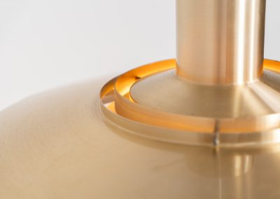 Early “P376” brass pendant light by Jørgen Kastholm & Preben Fabricius for Nordisk Solar (Denmark, 1960s). This magnificent lamp features a series of gently curved, layered brass anodized aluminum shades that create a stunning glow. Designed in the 1960s, it exemplifies Danish modernism with its clean lines and refined aesthetic, making it a timeless choice for both classic and contemporary interiors. The P376 is a true design icon! The lamp is in good vintage condition with a beautiful patina. It has some surface scratches and age related discolorations.