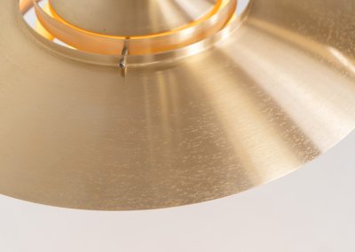 Early “P376” brass pendant light by Jørgen Kastholm & Preben Fabricius for Nordisk Solar (Denmark, 1960s). This magnificent lamp features a series of gently curved, layered brass anodized aluminum shades that create a stunning glow. Designed in the 1960s, it exemplifies Danish modernism with its clean lines and refined aesthetic, making it a timeless choice for both classic and contemporary interiors. The P376 is a true design icon! The lamp is in good vintage condition with a beautiful patina. It has some surface scratches and age related discolorations.