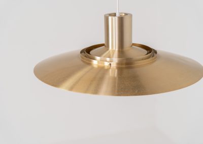 Early “P376” brass pendant light by Jørgen Kastholm & Preben Fabricius for Nordisk Solar (Denmark, 1960s). This magnificent lamp features a series of gently curved, layered brass anodized aluminum shades that create a stunning glow. Designed in the 1960s, it exemplifies Danish modernism with its clean lines and refined aesthetic, making it a timeless choice for both classic and contemporary interiors. The P376 is a true design icon! The lamp is in good vintage condition with a beautiful patina. It has some surface scratches and age related discolorations.