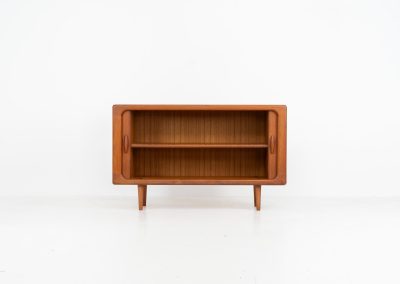 Svend Dyrlund teak sideboard with tambour doors (Denmark, 1960s). A fabulous sideboard that perfectly combines nice organic shapes and loads of detail, like the tambour sliding doors and the beautiful handles. It offers lots of storage space an adjustable shelve on the inside. In splendid condition! Labeled by maker.