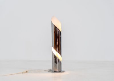 Space age ‘Flame’ table lamp in the manner of Goffredo Reggiani (Italy, 1970s). This piece is made out of chromed aluminium and has a beautiful spiraling shape which creates a stunning light glow. The lamp seamlessly blends form and function. It is in very good condition with some age related using traces.