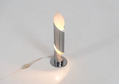 Space age ‘Flame’ table lamp in the manner of Goffredo Reggiani (Italy, 1970s). This piece is made out of chromed aluminium and has a beautiful spiraling shape which creates a stunning light glow. The lamp seamlessly blends form and function. It is in very good condition with some age related using traces.