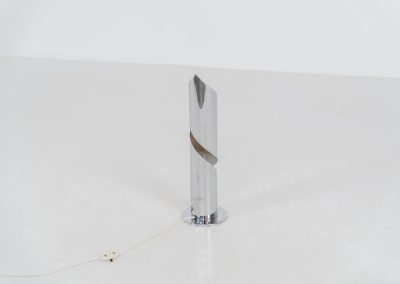 Space age ‘Flame’ table lamp in the manner of Goffredo Reggiani (Italy, 1970s). This piece is made out of chromed aluminium and has a beautiful spiraling shape which creates a stunning light glow. The lamp seamlessly blends form and function. It is in very good condition with some age related using traces.