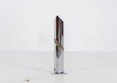Space age ‘Flame’ table lamp in the manner of Goffredo Reggiani (Italy, 1970s). This piece is made out of chromed aluminium and has a beautiful spiraling shape which creates a stunning light glow. The lamp seamlessly blends form and function. It is in very good condition with some age related using traces.