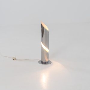 Space age ‘Flame’ table lamp in the manner of Goffredo Reggiani (Italy, 1970s). This piece is made out of chromed aluminium and has a beautiful spiraling shape which creates a stunning light glow. The lamp seamlessly blends form and function. It is in very good condition with some age related using traces.