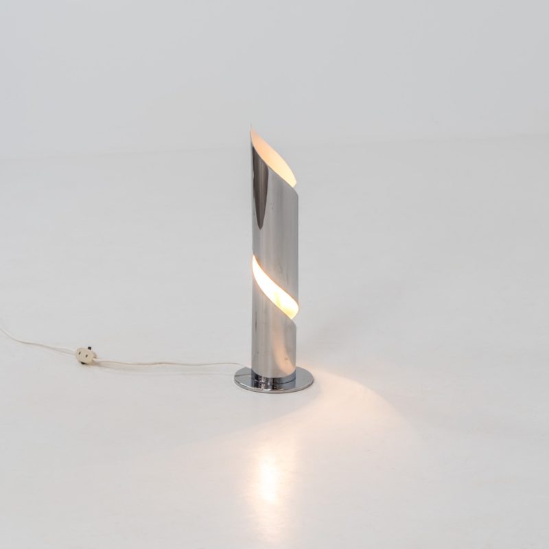 Space age ‘Flame’ table lamp in the manner of Goffredo Reggiani (Italy, 1970s). This piece is made out of chromed aluminium and has a beautiful spiraling shape which creates a stunning light glow. The lamp seamlessly blends form and function. It is in very good condition with some age related using traces.
