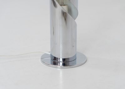 Space age ‘Flame’ table lamp in the manner of Goffredo Reggiani (Italy, 1970s). This piece is made out of chromed aluminium and has a beautiful spiraling shape which creates a stunning light glow. The lamp seamlessly blends form and function. It is in very good condition with some age related using traces.
