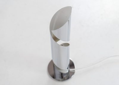 Space age ‘Flame’ table lamp in the manner of Goffredo Reggiani (Italy, 1970s). This piece is made out of chromed aluminium and has a beautiful spiraling shape which creates a stunning light glow. The lamp seamlessly blends form and function. It is in very good condition with some age related using traces.
