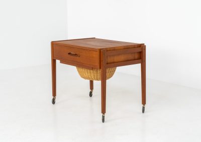 Teak sewing trolley / side table on castors (Denmark, 1960s). This little beauty features a drawer and a wicker basket that can be slid out. It’s in good condition.