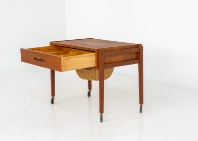 Teak sewing trolley / side table on castors (Denmark, 1960s). This little beauty features a drawer and a wicker basket that can be slid out. It’s in good condition.