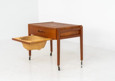 Teak sewing trolley / side table on castors (Denmark, 1960s). This little beauty features a drawer and a wicker basket that can be slid out. It’s in good condition.