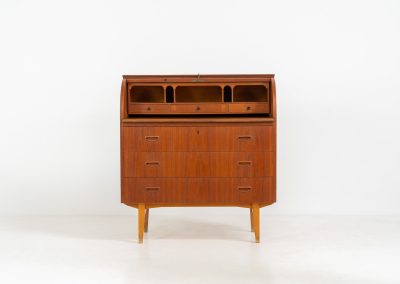 Rolltop secretary by Egon Ostergaard for Svensk Mobelindustri (Sweden, 1960s). It has a convenient pull-out leaf , 3 main drawers and 3 drawers on the inside. Finished in teak with a nice woodgrain. In good condition.