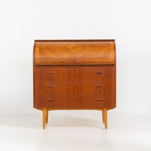 Rolltop secretary by Egon Ostergaard for Svensk Mobelindustri (Sweden, 1960s). It has a convenient pull-out leaf , 3 main drawers and 3 drawers on the inside. Finished in teak with a nice woodgrain. In good condition.