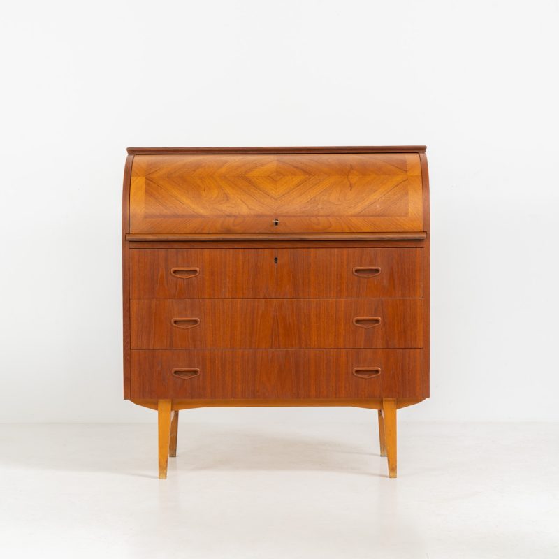 Rolltop secretary by Egon Ostergaard for Svensk Mobelindustri (Sweden, 1960s). It has a convenient pull-out leaf , 3 main drawers and 3 drawers on the inside. Finished in teak with a nice woodgrain. In good condition.