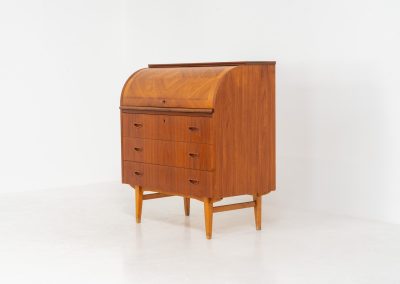 Rolltop secretary by Egon Ostergaard for Svensk Mobelindustri (Sweden, 1960s). It has a convenient pull-out leaf , 3 main drawers and 3 drawers on the inside. Finished in teak with a nice woodgrain. In good condition.