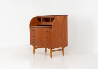 Rolltop secretary by Egon Ostergaard for Svensk Mobelindustri (Sweden, 1960s). It has a convenient pull-out leaf , 3 main drawers and 3 drawers on the inside. Finished in teak with a nice woodgrain. In good condition.