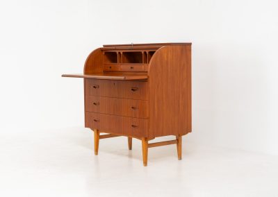 Rolltop secretary by Egon Ostergaard for Svensk Mobelindustri (Sweden, 1960s). It has a convenient pull-out leaf , 3 main drawers and 3 drawers on the inside. Finished in teak with a nice woodgrain. In good condition.