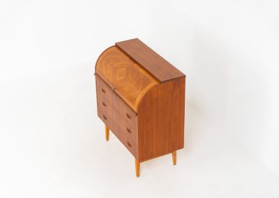 Rolltop secretary by Egon Ostergaard for Svensk Mobelindustri (Sweden, 1960s). It has a convenient pull-out leaf , 3 main drawers and 3 drawers on the inside. Finished in teak with a nice woodgrain. In good condition.