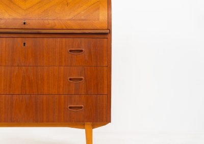 Rolltop secretary by Egon Ostergaard for Svensk Mobelindustri (Sweden, 1960s). It has a convenient pull-out leaf , 3 main drawers and 3 drawers on the inside. Finished in teak with a nice woodgrain. In good condition.