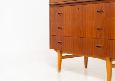 Rolltop secretary by Egon Ostergaard for Svensk Mobelindustri (Sweden, 1960s). It has a convenient pull-out leaf , 3 main drawers and 3 drawers on the inside. Finished in teak with a nice woodgrain. In good condition.