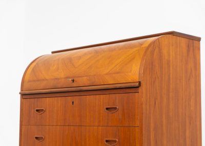 Rolltop secretary by Egon Ostergaard for Svensk Mobelindustri (Sweden, 1960s). It has a convenient pull-out leaf , 3 main drawers and 3 drawers on the inside. Finished in teak with a nice woodgrain. In good condition.
