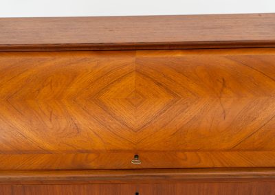 Rolltop secretary by Egon Ostergaard for Svensk Mobelindustri (Sweden, 1960s). It has a convenient pull-out leaf , 3 main drawers and 3 drawers on the inside. Finished in teak with a nice woodgrain. In good condition.