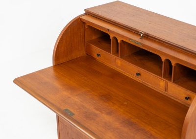 Rolltop secretary by Egon Ostergaard for Svensk Mobelindustri (Sweden, 1960s). It has a convenient pull-out leaf , 3 main drawers and 3 drawers on the inside. Finished in teak with a nice woodgrain. In good condition.