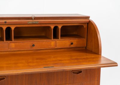 Rolltop secretary by Egon Ostergaard for Svensk Mobelindustri (Sweden, 1960s). It has a convenient pull-out leaf , 3 main drawers and 3 drawers on the inside. Finished in teak with a nice woodgrain. In good condition.