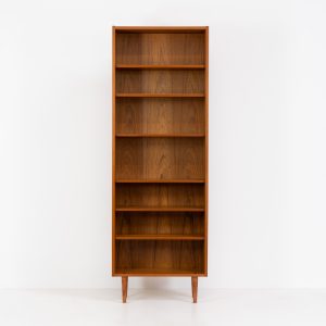 Midcentury bookcase by Poul Hundevad (Denmark, 1960s). A simple and well-built piece in teak designed by renowned Poul Hundevad. It contains six adjustable shelves with beveled and has an amazing natural woodgrain. In excellent condition and labeled by maker.