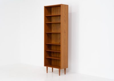 Midcentury bookcase by Poul Hundevad (Denmark, 1960s). A simple and well-built piece in teak designed by renowned Poul Hundevad. It contains six adjustable shelves with beveled and has an amazing natural woodgrain. In excellent condition and labeled by maker.