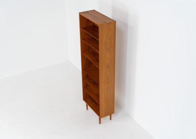 Midcentury bookcase by Poul Hundevad (Denmark, 1960s). A simple and well-built piece in teak designed by renowned Poul Hundevad. It contains six adjustable shelves with beveled and has an amazing natural woodgrain. In excellent condition and labeled by maker.