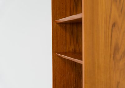 Midcentury bookcase by Poul Hundevad (Denmark, 1960s). A simple and well-built piece in teak designed by renowned Poul Hundevad. It contains six adjustable shelves with beveled and has an amazing natural woodgrain. In excellent condition and labeled by maker.