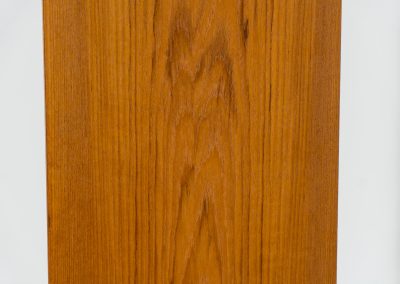 Midcentury bookcase by Poul Hundevad (Denmark, 1960s). A simple and well-built piece in teak designed by renowned Poul Hundevad. It contains six adjustable shelves with beveled and has an amazing natural woodgrain. In excellent condition and labeled by maker.