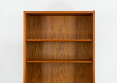 Midcentury bookcase by Poul Hundevad (Denmark, 1960s). A simple and well-built piece in teak designed by renowned Poul Hundevad. It contains six adjustable shelves with beveled and has an amazing natural woodgrain. In excellent condition and labeled by maker.