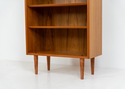 Midcentury bookcase by Poul Hundevad (Denmark, 1960s). A simple and well-built piece in teak designed by renowned Poul Hundevad. It contains six adjustable shelves with beveled and has an amazing natural woodgrain. In excellent condition and labeled by maker.