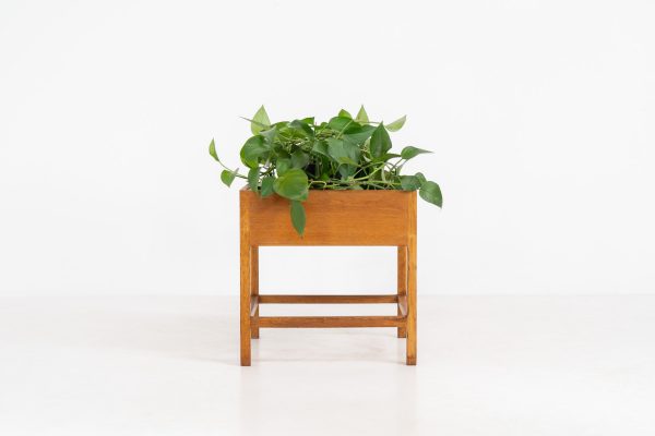 Oak planter by Kai Kristiansen for Aksel Kjersgaard (Denmark, 1960s). A nicely designed and hard to find piece by the renowned Kai Kristiansen, crafted out of solid oak and containing a plastic box on the inside which is perfectly water proof. This planter is very minimalistic, yet an eye catcher in the room. In very good vintage condition!