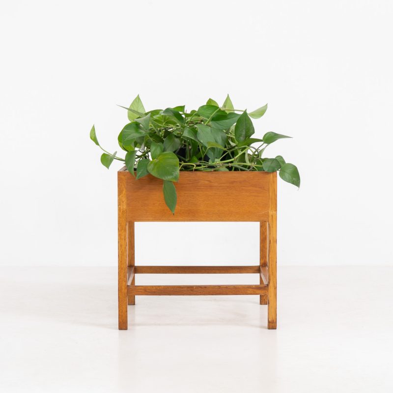 Oak planter by Kai Kristiansen for Aksel Kjersgaard (Denmark, 1960s). A nicely designed and hard to find piece by the renowned Kai Kristiansen, crafted out of solid oak and containing a plastic box on the inside which is perfectly water proof. This planter is very minimalistic, yet an eye catcher in the room. In very good vintage condition!
