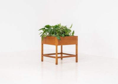 Oak planter by Kai Kristiansen for Aksel Kjersgaard (Denmark, 1960s). A nicely designed and hard to find piece by the renowned Kai Kristiansen, crafted out of solid oak and containing a plastic box on the inside which is perfectly water proof. This planter is very minimalistic, yet an eye catcher in the room. In very good vintage condition!