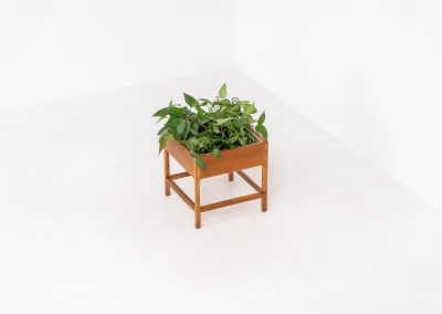Oak planter by Kai Kristiansen for Aksel Kjersgaard (Denmark, 1960s). A nicely designed and hard to find piece by the renowned Kai Kristiansen, crafted out of solid oak and containing a plastic box on the inside which is perfectly water proof. This planter is very minimalistic, yet an eye catcher in the room. In very good vintage condition!