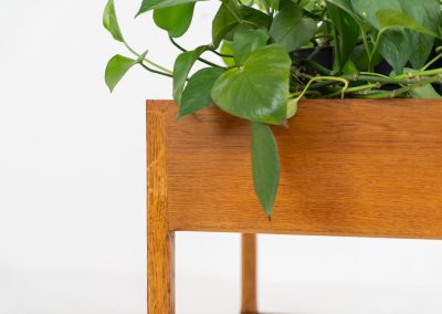 Oak planter by Kai Kristiansen for Aksel Kjersgaard (Denmark, 1960s). A nicely designed and hard to find piece by the renowned Kai Kristiansen, crafted out of solid oak and containing a plastic box on the inside which is perfectly water proof. This planter is very minimalistic, yet an eye catcher in the room. In very good vintage condition!