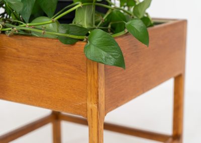 Oak planter by Kai Kristiansen for Aksel Kjersgaard (Denmark, 1960s). A nicely designed and hard to find piece by the renowned Kai Kristiansen, crafted out of solid oak and containing a plastic box on the inside which is perfectly water proof. This planter is very minimalistic, yet an eye catcher in the room. In very good vintage condition!