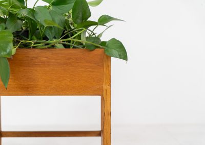 Oak planter by Kai Kristiansen for Aksel Kjersgaard (Denmark, 1960s). A nicely designed and hard to find piece by the renowned Kai Kristiansen, crafted out of solid oak and containing a plastic box on the inside which is perfectly water proof. This planter is very minimalistic, yet an eye catcher in the room. In very good vintage condition!