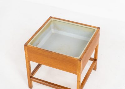Oak planter by Kai Kristiansen for Aksel Kjersgaard (Denmark, 1960s). A nicely designed and hard to find piece by the renowned Kai Kristiansen, crafted out of solid oak and containing a plastic box on the inside which is perfectly water proof. This planter is very minimalistic, yet an eye catcher in the room. In very good vintage condition!
