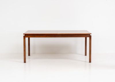 Exceptional dining table in rosewood by Alfred Hendrickx for Belform (Belgium, 1960s). A beautiful example of Belgian modernism! This minimal and sleek design is crafted out of rosewood and has an absolutely mesmerizing woodgrain. It is easily extendable up to 270cm with a hidden butterfly leaf. The table is in great condition with just a few small veneer scratches as shown on the pictures.